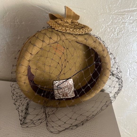 SPLENDID 1940s\' MUSTARD COLOR FELT HAT + GROSGRAIN TRIM & FULL VEIL main image 11